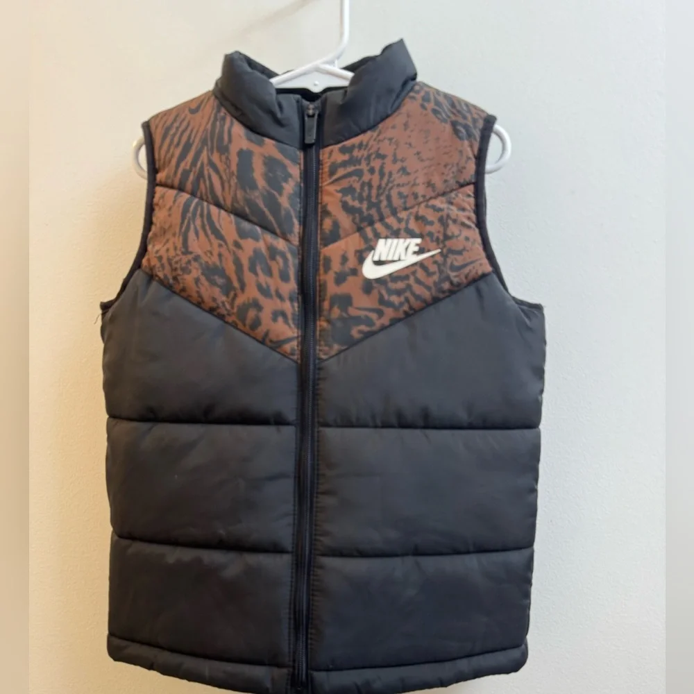 Nike Black and Gray Apparel Tag - Picture 1 of 7